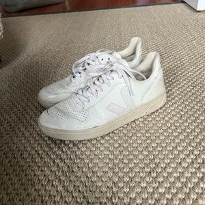 White VEJA v-10 leather sneakers size US 8, EUR 39